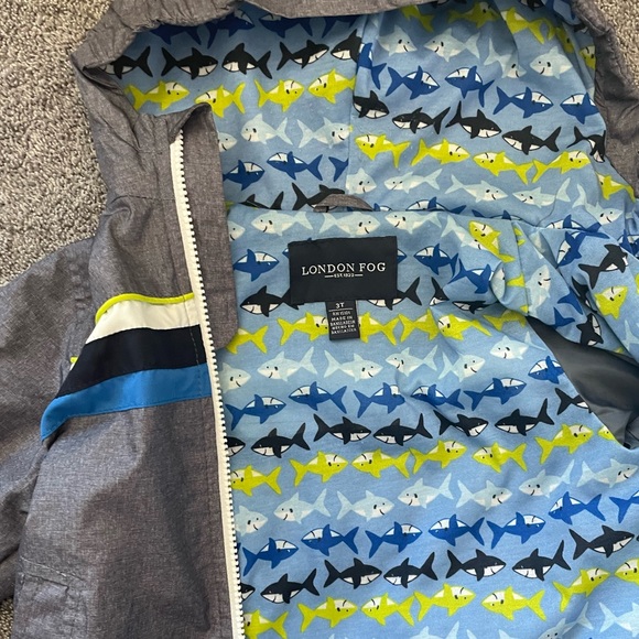 London Fog shark raincoat - Picture 2 of 5